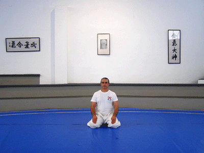 Seiza con manos extendidas hacia adelante